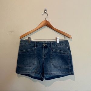 UNIONBAY Low rise denim shorts, juniors size 9, fits adult size 8-10 32” waist.